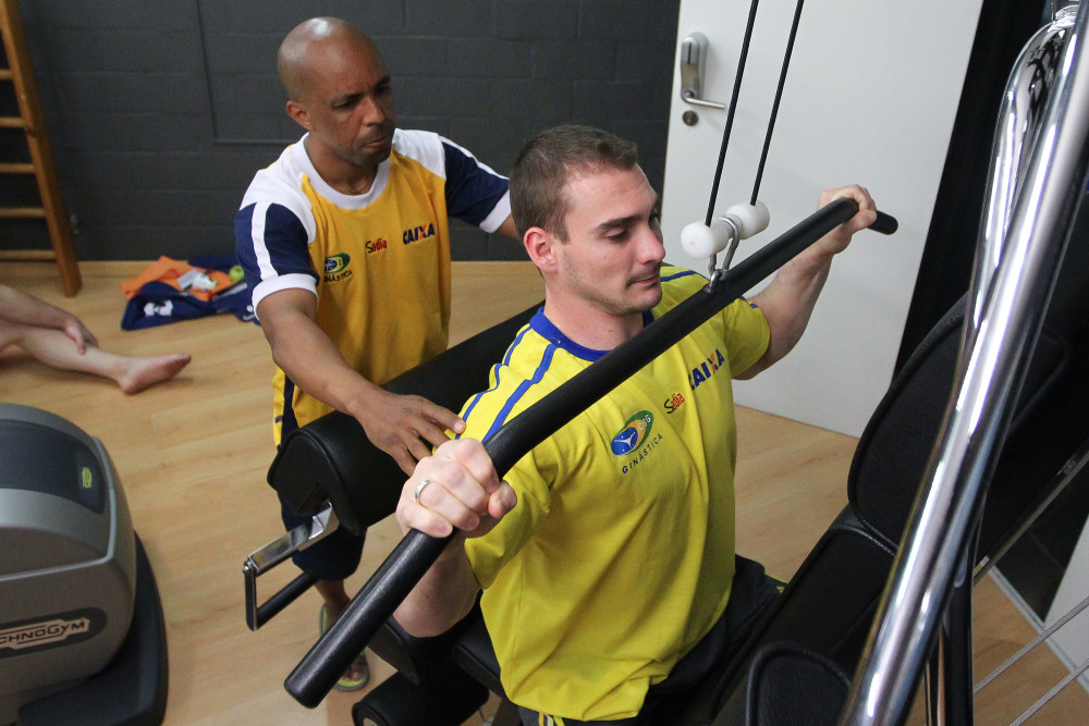 Campeão mundial, após ouro no Sul-Americano, volta às argolas em Santos